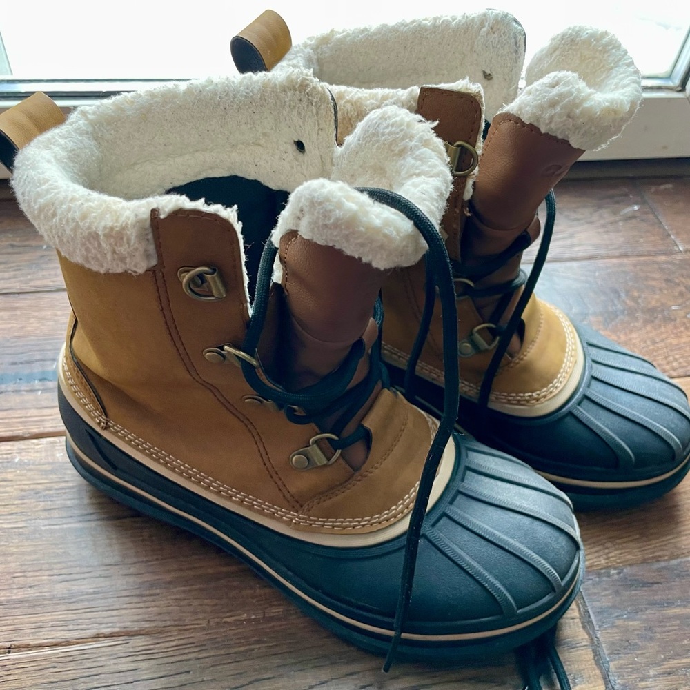 Men sz 7 CROS waterproof snow boots